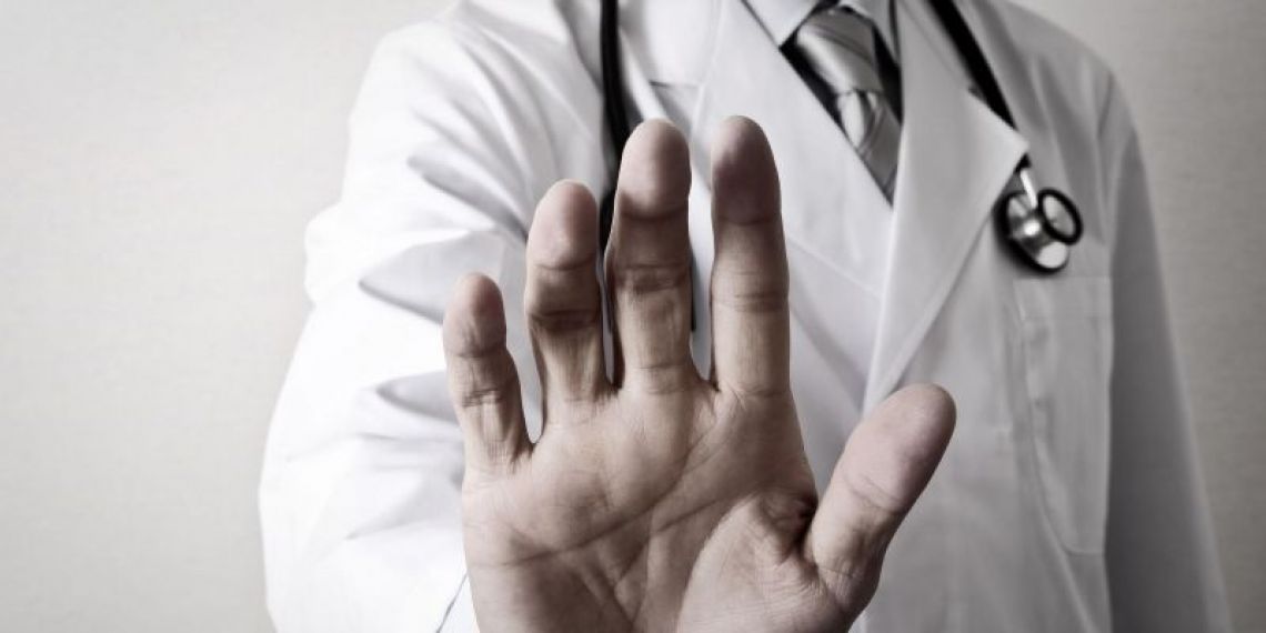 Comment porter plainte face à un refus de soin discriminatoire, qui touche 42 % des patients précaires ?