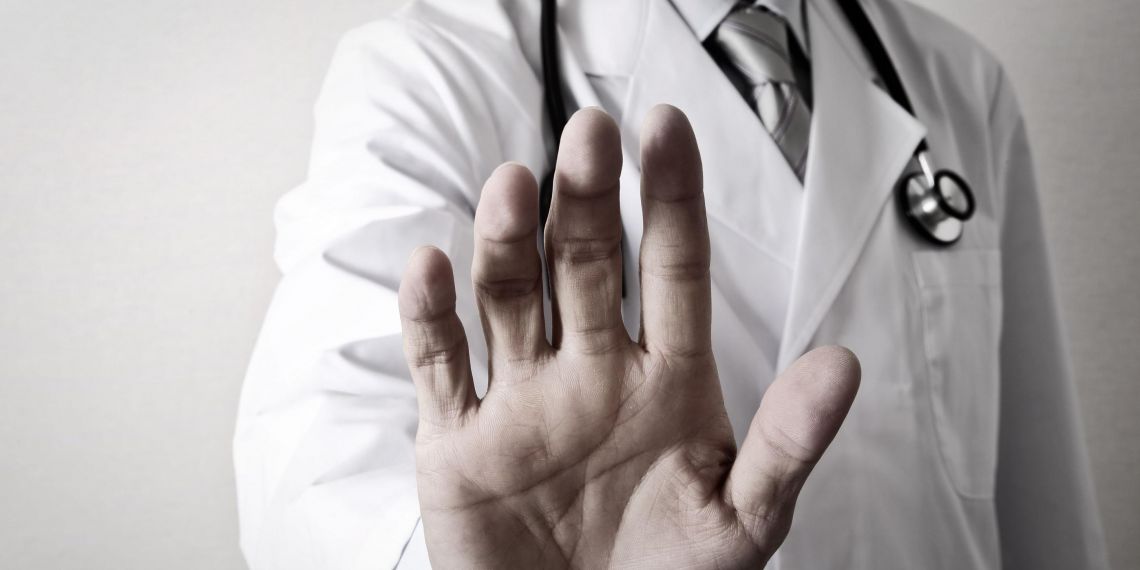 Comment porter plainte face à un refus de soin discriminatoire, qui touche 42 % des patients précaires ?