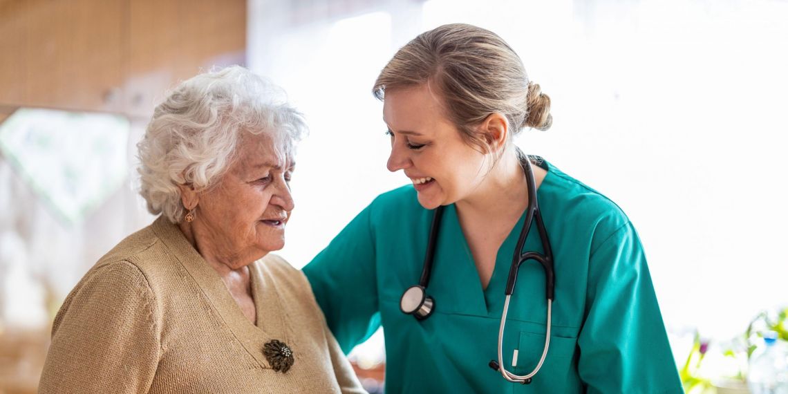 Le Gouvernement lance une campagne de recrutement pour les métiers du soin et de l'accompagnement