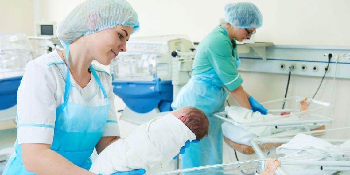 Congé paternité allongé en cas d’hospitalisation de l’enfant : extension du dispositif à la fonction publique à l’automne 2020