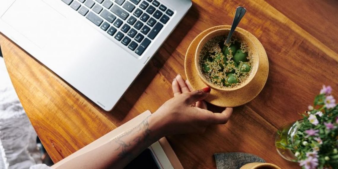 Cantine d’entreprise fournissant des repas aux salariés en télétravail : sous condition, l’avantage en nature est négligé