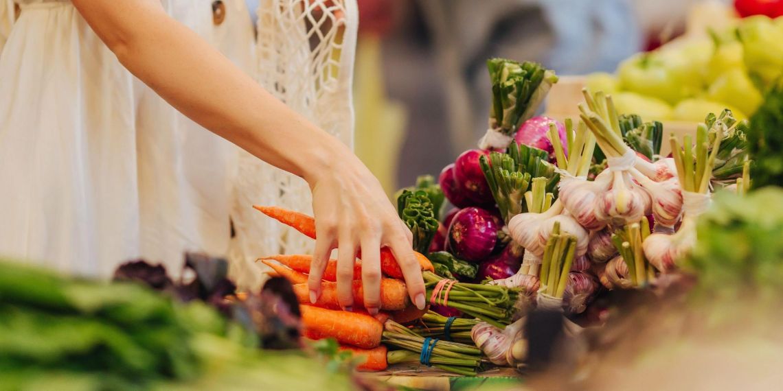 Le chèque alimentaire promis par Emmanuel Macron ne sera pas versé avant 2023